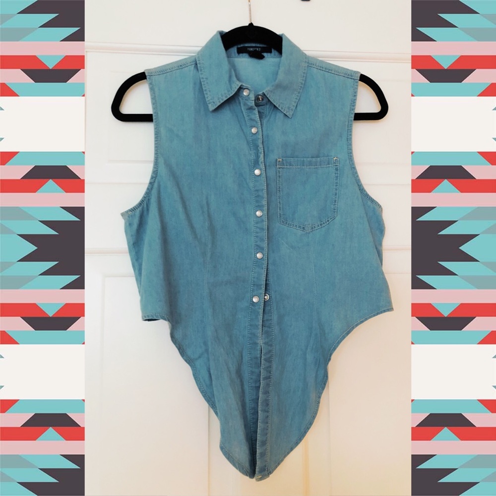 Forever 21 tie front faded jean crop top.